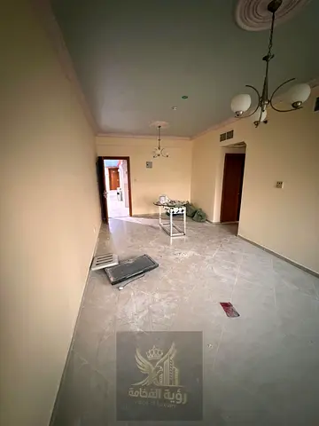 شقة غرفة وصالة للإيجار السنوي في الشارقة – الخان موقع مميز بجوار متجر أفاميا وقريب من مخرج دبي، مناسب للراغبين في السكن بموقع حيوي وسهل الوصول إلى الط