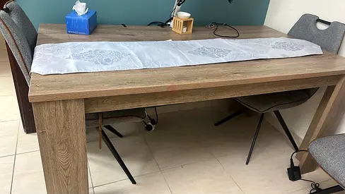 Solid wood-style dining table, Excellent condition worth 1200 AED, like new. No scratches
160x80 CM