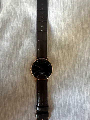 Classic Daniel Wellington-style men's leather wristwatch, black dial