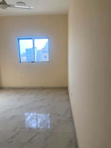 شقة غرفتين وصالة للإيجار السنوي (أول ساكن) بمساحة كبيرة في العالية، عجمان (كود: 2426)