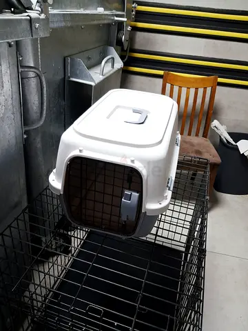 Medium hard-shell pet carrier with metal door - good condition