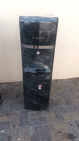 Bottom load water dispenser