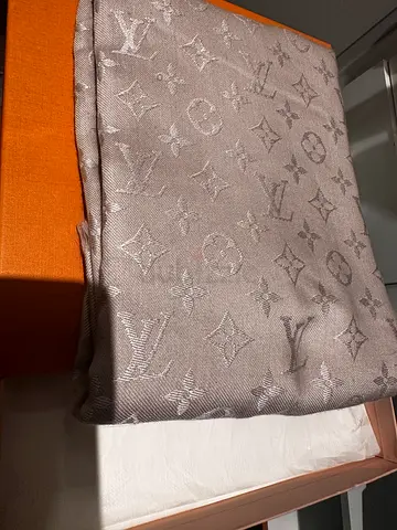 Louis Vuitton Monogram Shine Shawl - Greige / Taupe