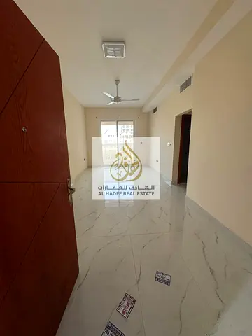 🏡✨ للإيجار السنوي في عجمان – الجرف 3 | خلف السوق الصيني ✨🏡  🔥 فرصة مميزة للسكن في منطقة حيوية ومطلوبة داخل بناية عائلات، شقة واسعة ومريحة بتصميم عم