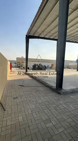 حوطه مع مستودع للايجار السنوي في ام القيوين الصناعيه الحديثه