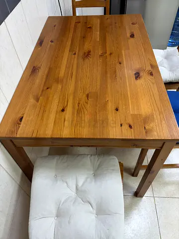 Table with 4 chairs