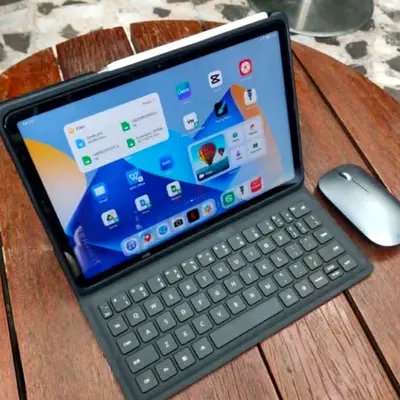 Android tablet with detachable keyboard and wireless mouse - Good condition