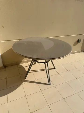 Round outdoor folding patio table - good condition