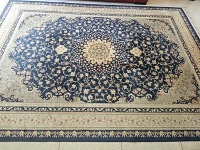 Great deal ! 400 AED only ! Carpet 2.40 x 3.35 cm blue, beige and red