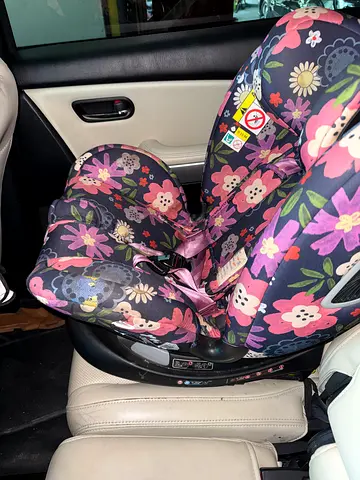 Floral infant car seat (rear-facing) in good condition