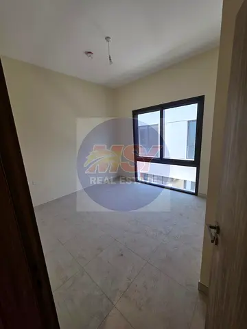 فيلا جديدة بالكامل للإيجار في مجمع الأزها، عجمان | 110,000 درهم سنوياً  فيلا فاخرة جديدة بالكامل | تصميم عصري | موقع مميز | مناسبة للعائلات  فرصة مميز