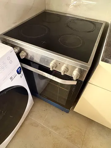For Sale: Electric Oven with 4-Zone Ceramic Hob