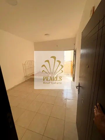 Studio for annual rent in Al Rawda 3, Ajman, next to the mosque. Comfortable space, bathroom, kitch