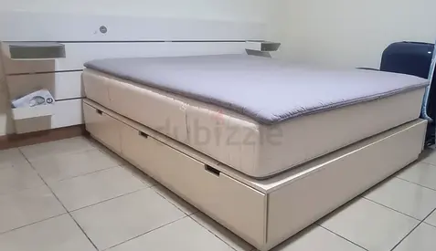 Queen bed white, with storage of 6 drawers, headboard, mattress, mattress pad and 4 shelves