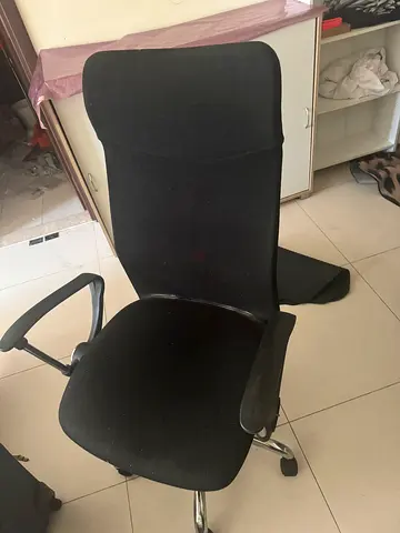 BLACK EXECUTIVE OFFICE CHAIR – ONLY AED 100!