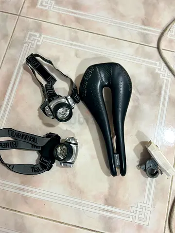 Used ergonomic cut-out bike saddle + 2 headlamps and small bike mount lights