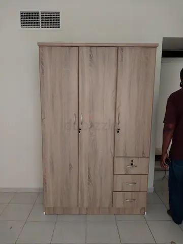 I'm selling brand new 3door wardrobe available Made in Thailand