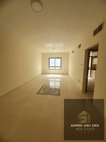 شقة غرفتين وصالة للإيجار السنوي على كورنيش عجمان مباشرة،  إطلالة بحرية، بلكونة، مساحة واسعة، 2 حمام، سعر مميز، موقع مميز للعائلات قرب الخدمات، فرصة.