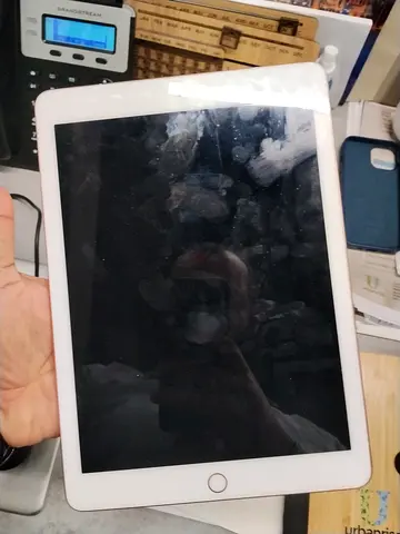 Apple iPad pro 128 gb (white) with Home Button — used, screen has fingerprints