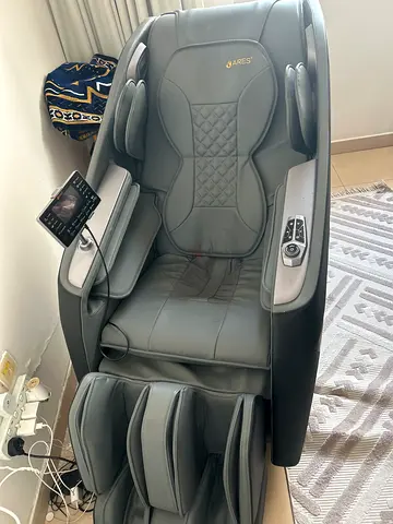 Ares Uroyal Full-Body Massage Chair - Excellent Working Condition