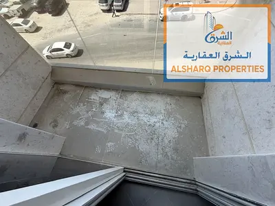 في بناية جديدة  (أول ساكن)  على كورنيش عجمان  تاني صف على البحر  غرفه ماستر  2 حمام  بلكونه أطلاله مفتوحه  خزائن حائط