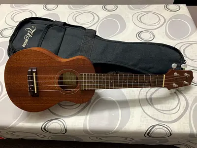Ukulele Takamine