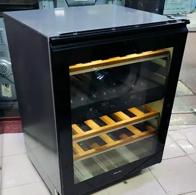 Miele Black built-in Wine Cooler / Beverage Fridge - Glass Door, Wooden Racks