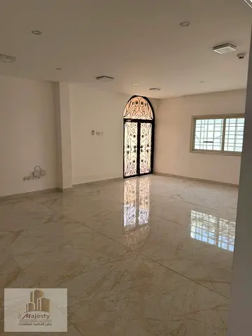 🏡 فيلا مجددة بالكامل للإيجار في الرفاعة – الشارقة ✨ فرصة مميزة للسكن العائلي في فيلا واسعة ومجددة بالكامل، توفر الراحة والخصوصية لجميع أفراد الأسرة.