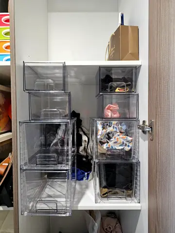 8 Clear plastic containers, different sizes