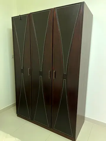 Dark wood 4-drawer dresser / chest in good condition