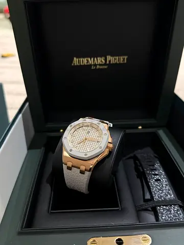 Wrist watch, Royal Oak Offshore, ivory dial, Mega Tapisserie, 18 ct red gold indexes with luminescen