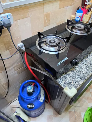 Two-burner gas stove with regulator and 6kg cylinder - good working condition