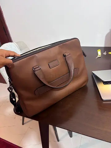 Brown leather TUMI briefcase / laptop bag with shoulder strap - 5 days old