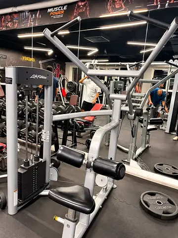 Life Fitness Pulldown