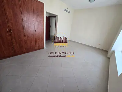شقة غرفة وصالة في المجاز 1، غرفة ماستر، حمامين، خزائن حائط وإطلالة مفتوحة على البحر. الإيجار 37,999 درهم سنوياً.