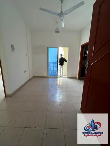 بلكونة وموقع حيوي مباشرة على دوار النباعة، غرفة وصالة مع غاز مركزي ونوافذ زجاجية، بالقرب من مبارك سنتر والأسواق والمطاعم والكورنيش ومواقف الحافلات وال