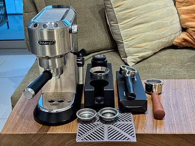 De'Longhi Dedica EC685 + Normcore Bottomless Full Barista Kit
