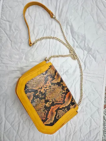 Yellow snake-print crossbody bag with chain strap