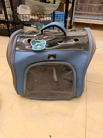 Portable soft-sided pet carrier with ventilation windows (blue)