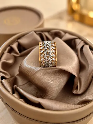 18K Gold Band Ring with Diamond