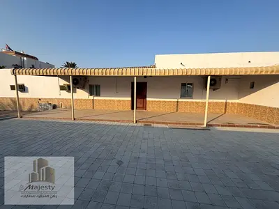 🏡 للإيجار بيت في امارة الشارقة منطقة الخزامية يتكون البيت من: 3 غرف نوم، منها غرفتان ماستر ممر كبير صالة واسعة مطبخ مخزن (استور) حمام خارجي حوش كبير