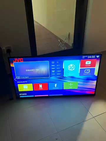 JVC 42” Full HD LED Smart TV (1920 × 1080).