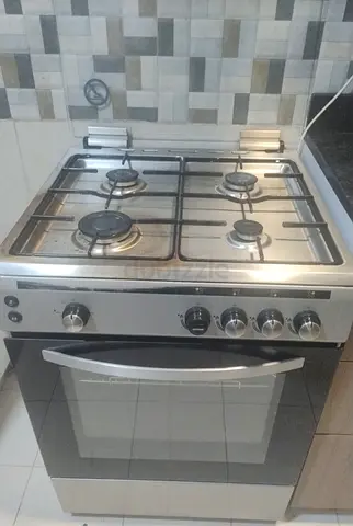 Stainless Steel 4-Burner Gas Cooker with Oven - Excellent Working Condition.