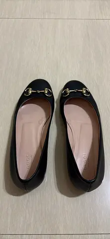 Authentic Gucci Black leather women's flat shoes - used, size 37 ( Nego )