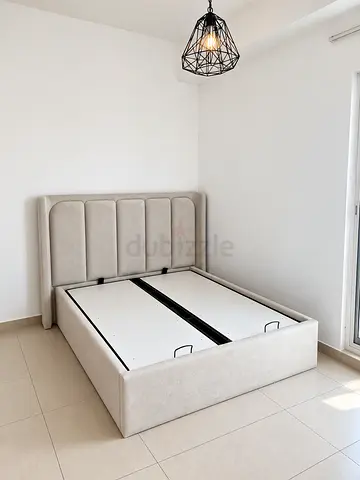 Beige Upholstered Queen Bed with Storage - almost new, Hampton model, Homebox. 160x200cm