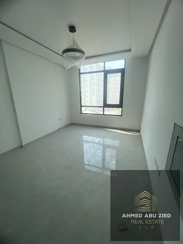 غرفة ماستر صالة كبيرة اطلالة بحرية تكييف مركزي مطبخ امريكي 2 حمام تشطيب راقي تسهيلالت في الدفع قريب جدا لكورنيش عجمان قريب لمخرج دبي الشارقة