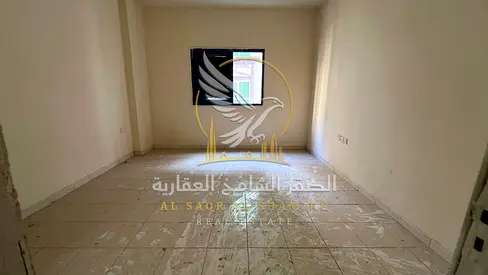 استوديو عائلي للإيجار في الشويهين الشارقة بمساحة واسعة ومطبخ منفصل وغاز مركزي وموقع قريب من الخدمات اليومية