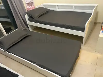 White wooden daybed with trundle - good condition