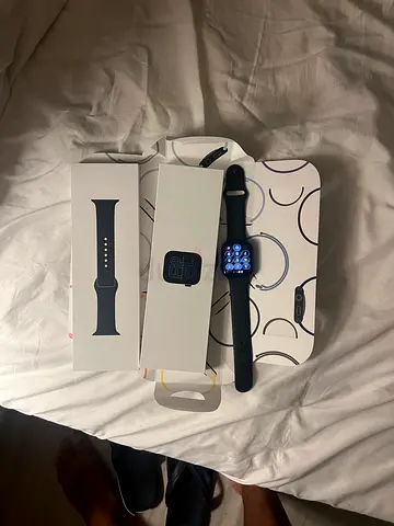 Apple Watch SE 3 with Black Sport Band - like new Working Condition