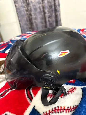 Used black motorcycle/scooter helmet/cycle helmet  with visor - good condition NEGOTIABLE